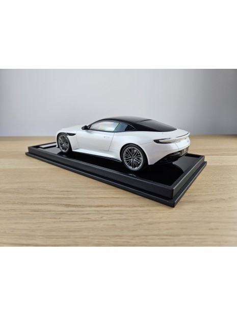 Aston Martin DB12 (Zenith White) 1/18 Motorhelix Motorhelix - 7