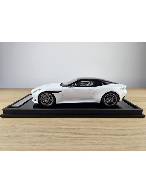 Aston Martin DB12 (Zenith White) 1/18 Motorhelix Motorhelix - 8