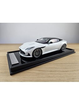 Aston Martin DB12 (Zenith White) 1/18 Motorhelix Motorhelix - 1