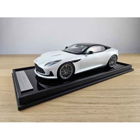 Aston Martin DB12 (Zenith White) 1/18 Motorhelix Motorhelix - 1