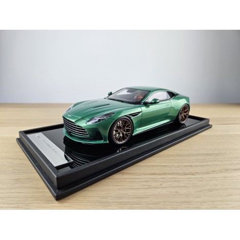 Aston Martin DB12 (Iridescent Emerald) 1/18 Motorhelix Motorhelix - 1