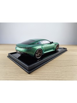 Aston Martin DB12 (Iridescent Emerald) 1/18 Motorhelix Motorhelix - 2