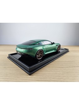 Aston Martin DB12 (Iridescent Emerald) 1/18 Motorhelix Motorhelix - 2