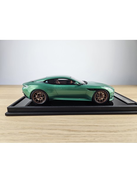 Aston Martin DB12 (Iridescent Emerald) 1/18 Motorhelix Motorhelix - 6